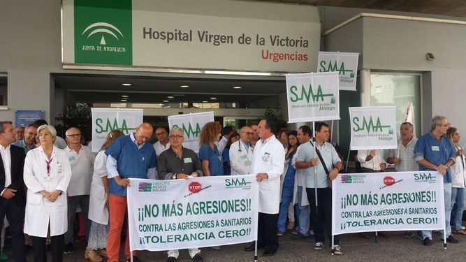 Los profesionales sanitarios del Hospital Clínico se concentraron ayer por la mañana en las puertas del centro nmagreclin