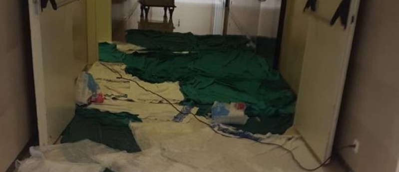 Charco en el pasillo del HAR de Benalmádena INUNDACLI