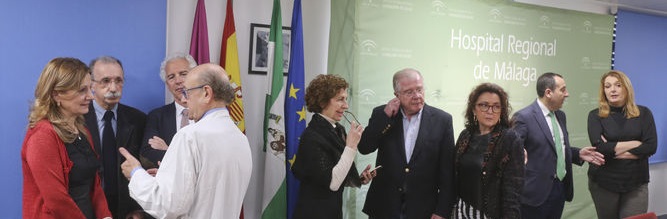 La consejera (izquierda) habla con miembros del grupo de expertos que ha diseñado el proyecto, el lunes, antes de anunciar el nuevo Regional CONSEJERAHRU