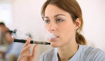 Una joven vapeando camptab3