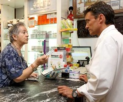 Un farmacéutico atiende a una cliente en Córdoba farmacor
